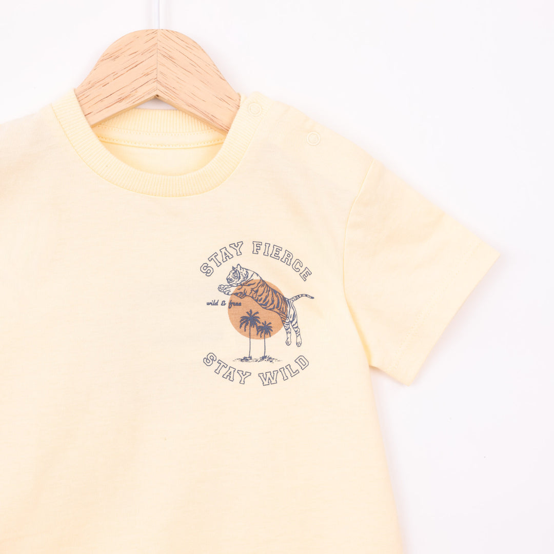 חולצה קצרה בגוון צהוב בננה Stay Fierce Stay Wild