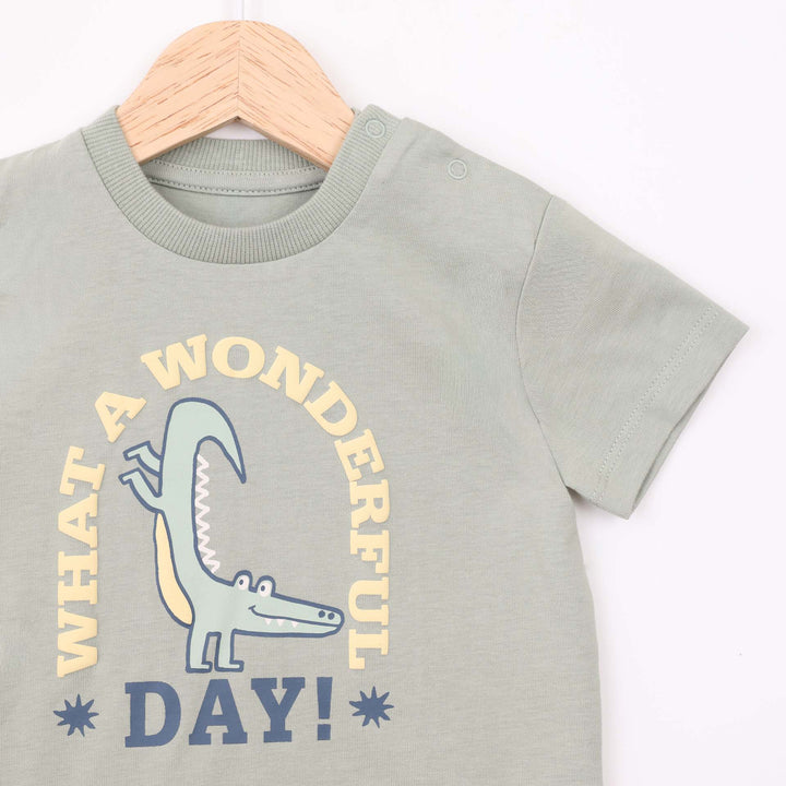 חולצה קצרה בגוון ירוק מרווה What A Wonderful Day