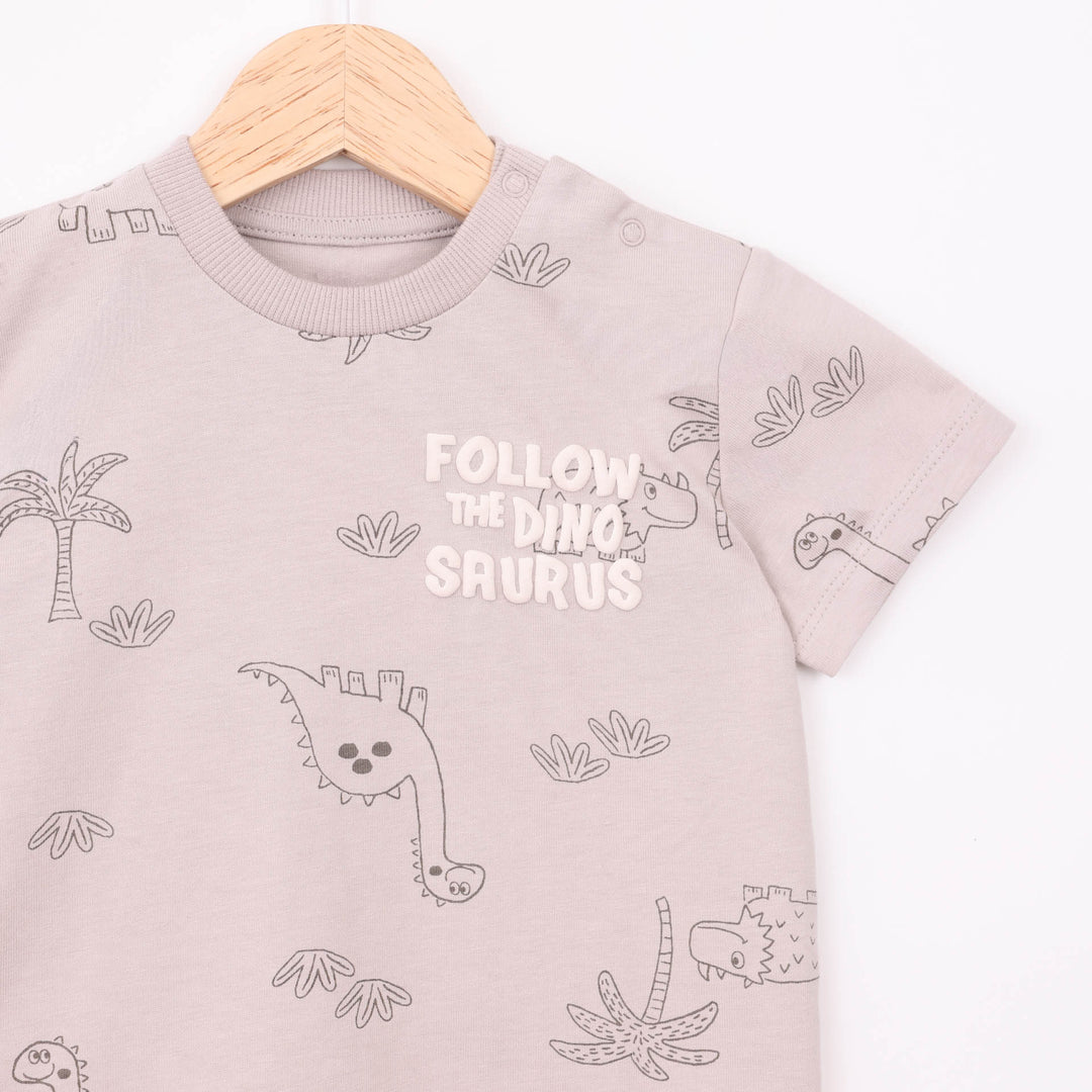 חולצה קצרה בגוון קפה בהדפס דינוזאורים