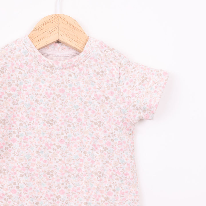 חולצה קצרה בהדפס פרחים עדין