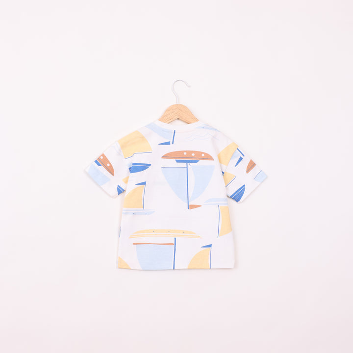 חולצה קצרה בהדפס סירות