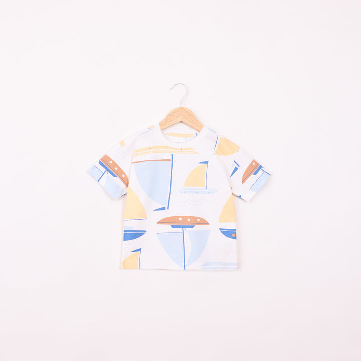 חולצה קצרה בהדפס סירות