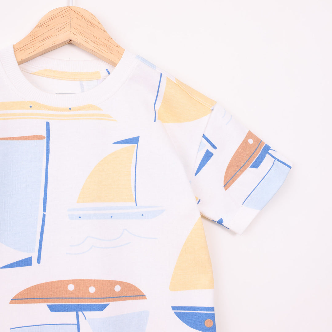 חולצה קצרה בהדפס סירות