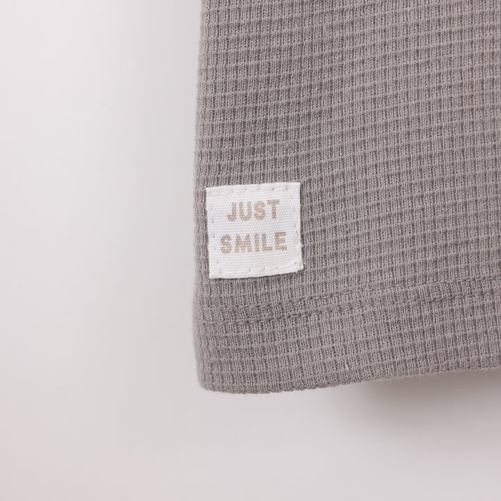 חולצה קצרה בצבע אפור