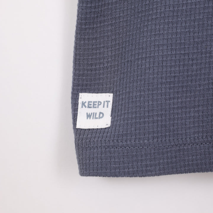 חולצה קצרה בצבע כחול