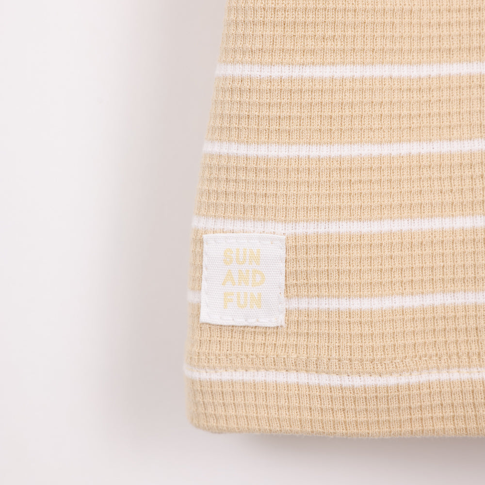 חולצה קצרה עם פסים בצבע חרדל