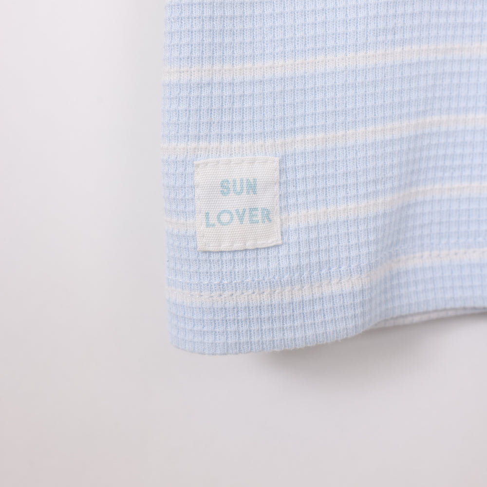 חולצה קצרה עם פסים בצבע תכלת