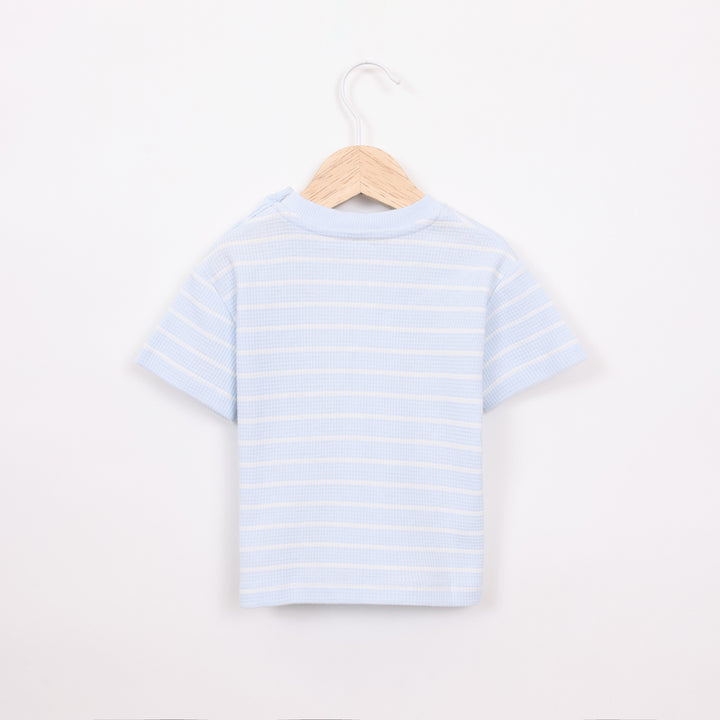 חולצה קצרה עם פסים בצבע תכלת