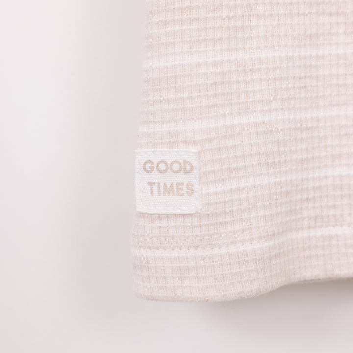 חולצה קצרה עם פסים בצבע שמנת