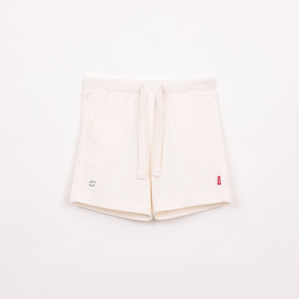 מכנסיים קצרים בצבע שמנת