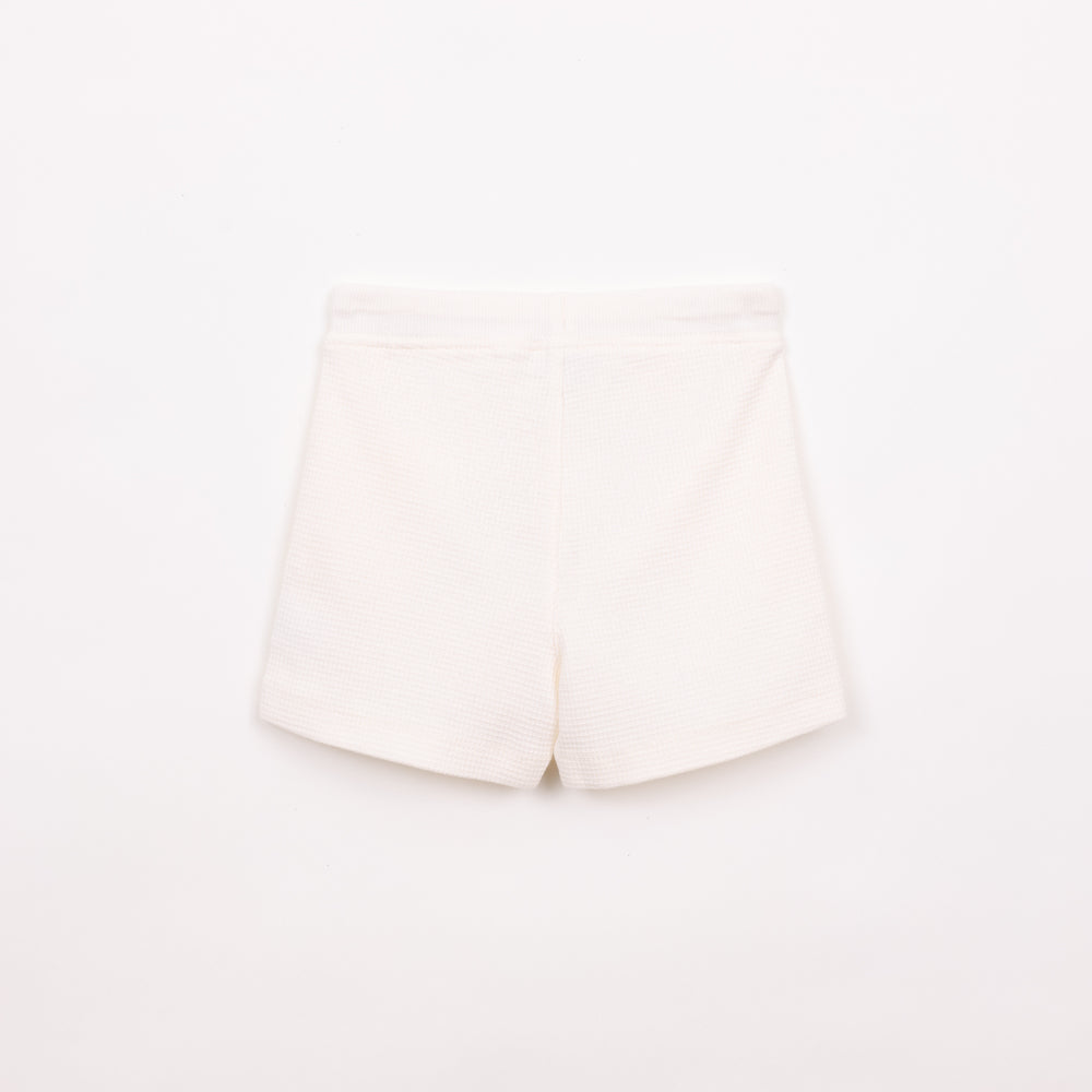 מכנסיים קצרים בצבע שמנת