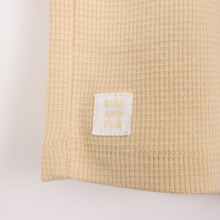 מכנסיים קצרים בצבע חרדל