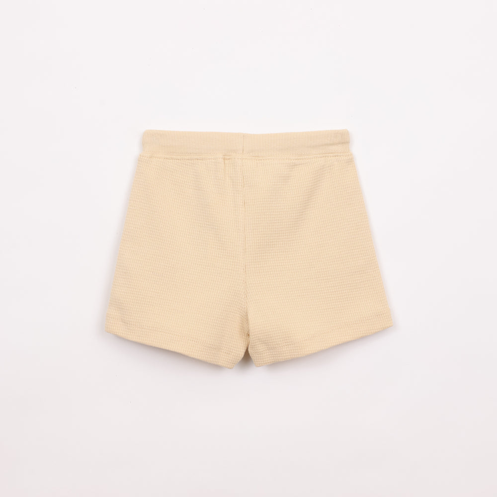 מכנסיים קצרים בצבע חרדל