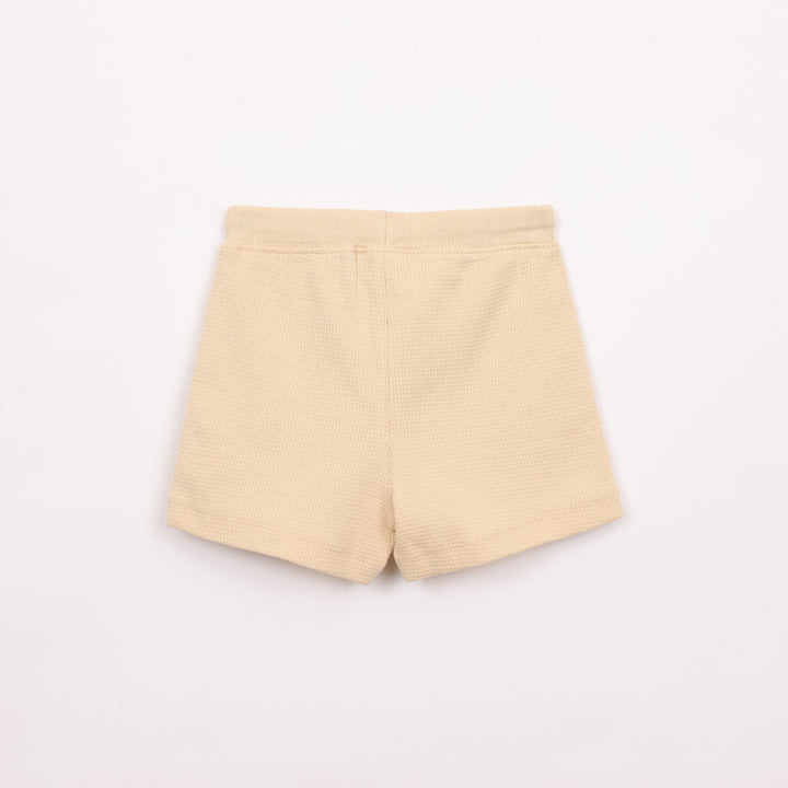 מכנסיים קצרים בצבע חרדל