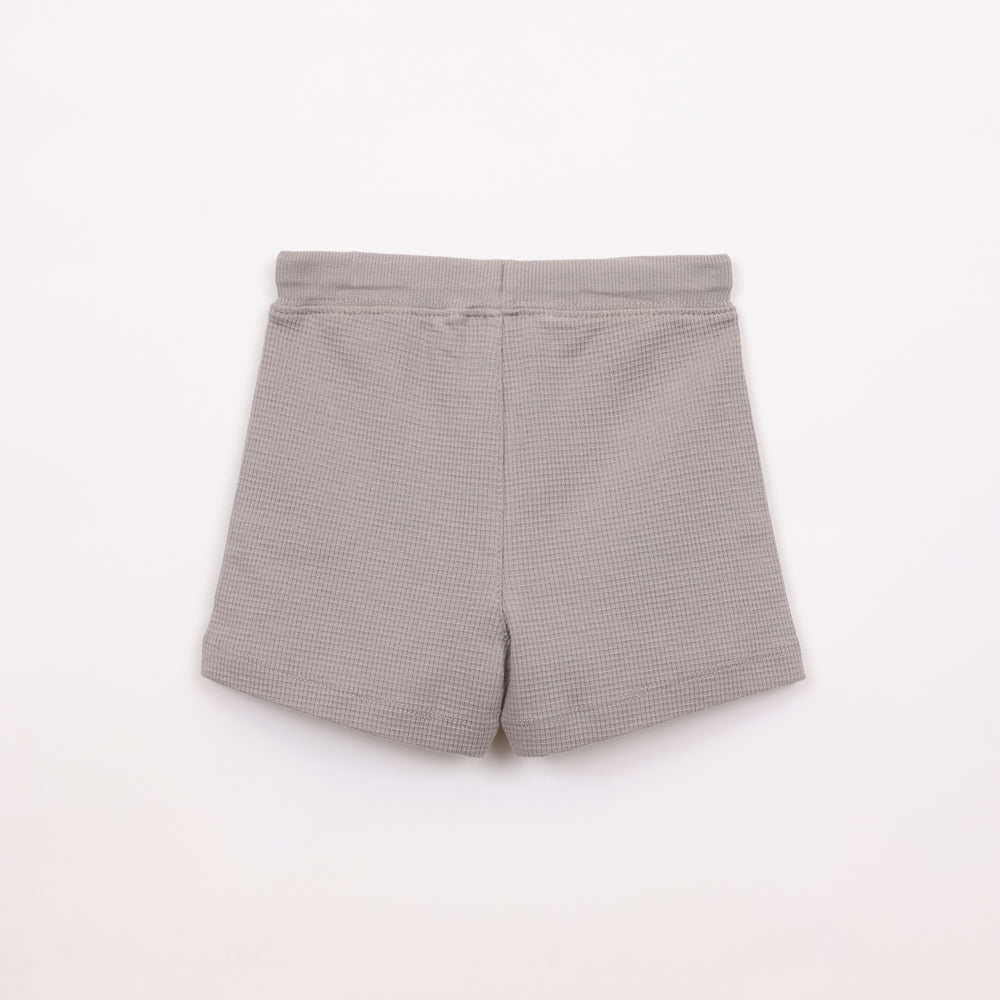 מכנסיים קצרים בצבע אפור