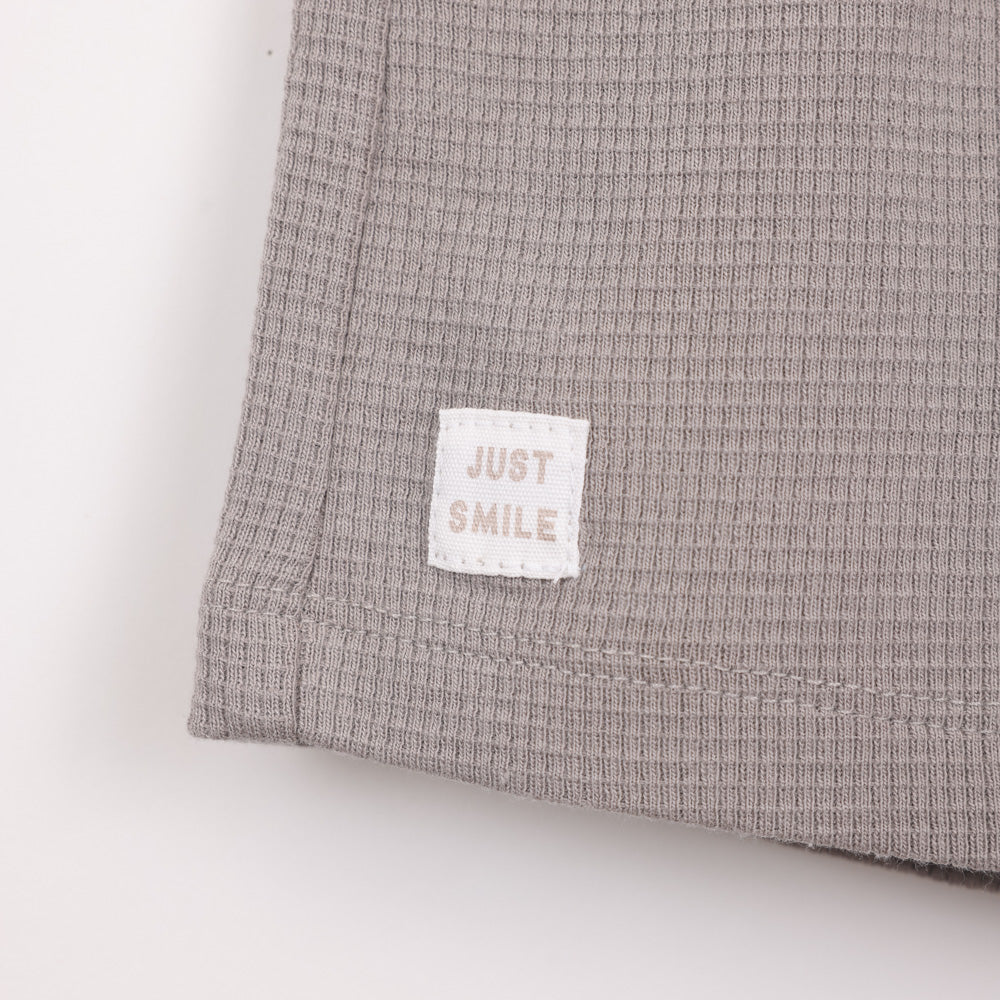 מכנסיים קצרים בצבע אפור