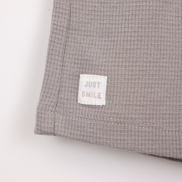 מכנסיים קצרים בצבע אפור