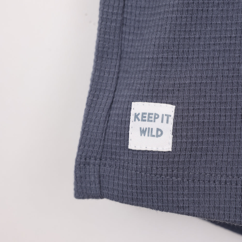 מכנסיים קצרים בצבע כחול כהה