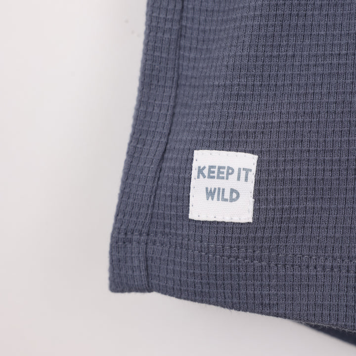 מכנסיים קצרים בצבע כחול כהה