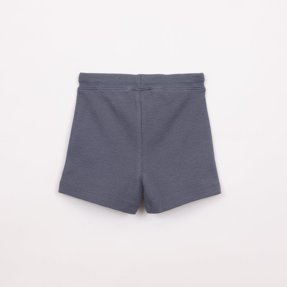 מכנסיים קצרים בצבע כחול כהה