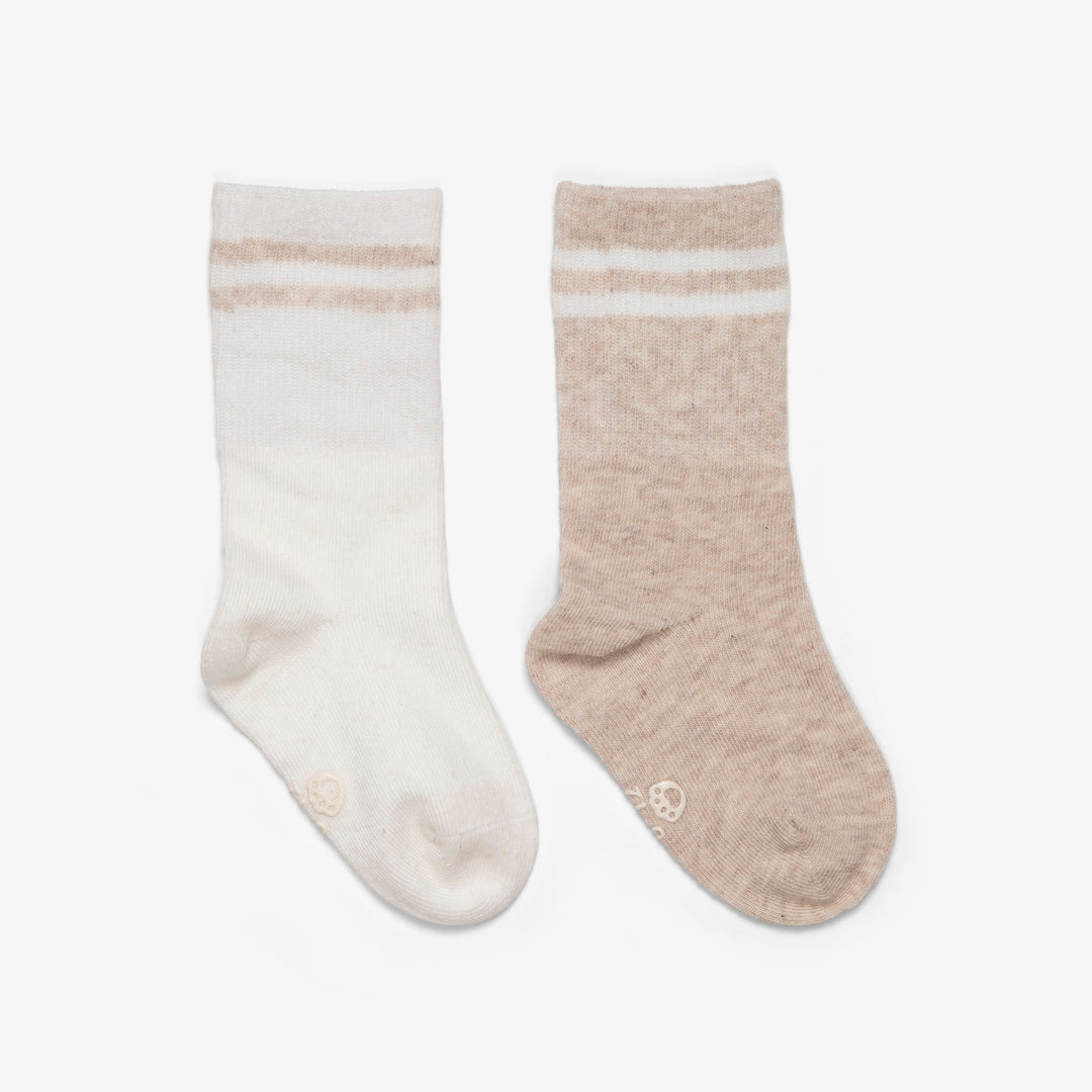 שני זוגות גרביים גבוהות