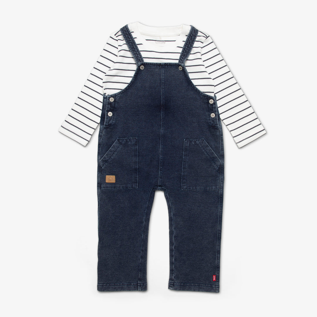 אוברול ג'ינס וחולצת פסים