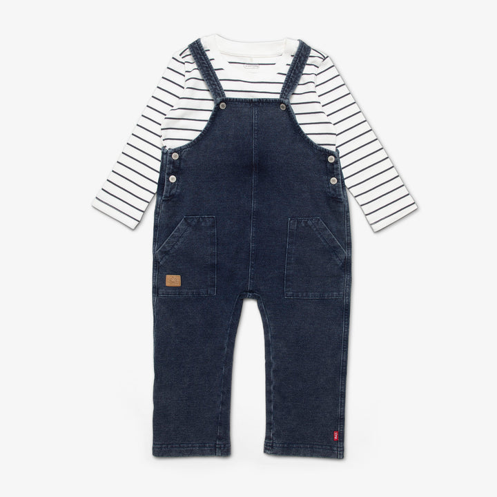 אוברול ג'ינס וחולצת פסים