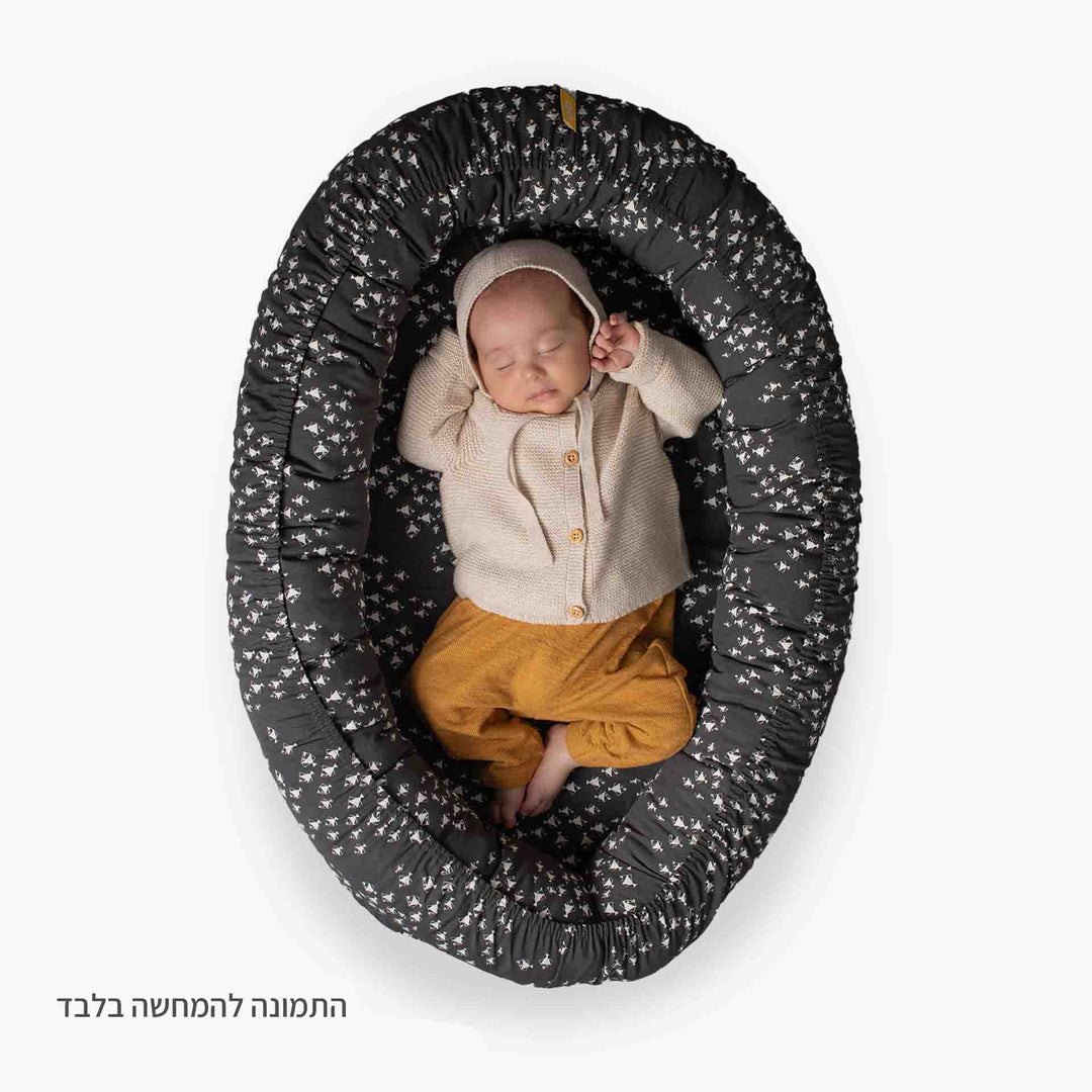 בסיס בייבי נסט דגים לבנים על אפור