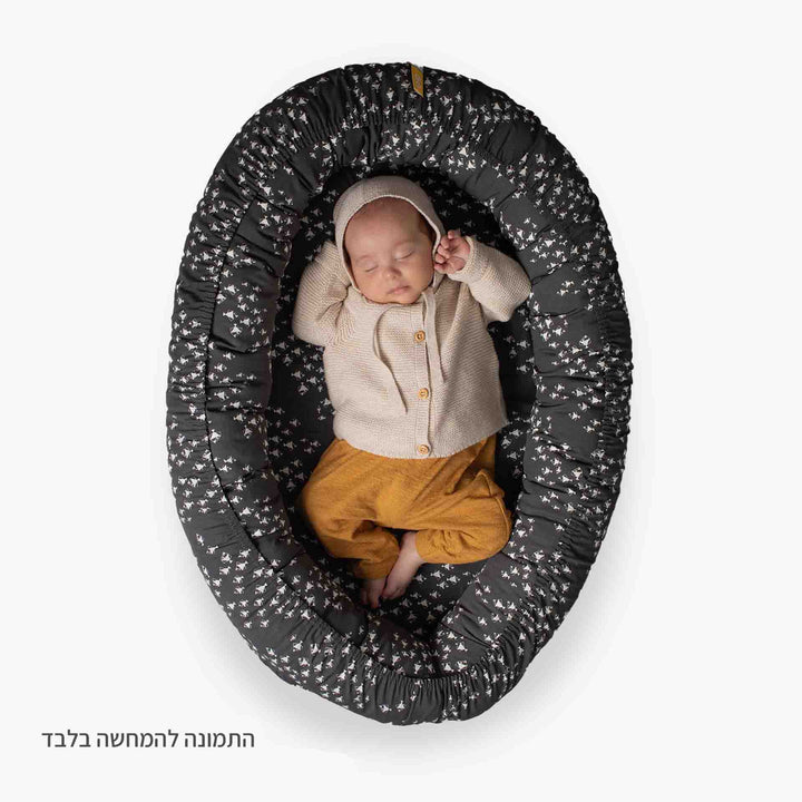 בסיס בייבי נסט דגים לבנים על אפור