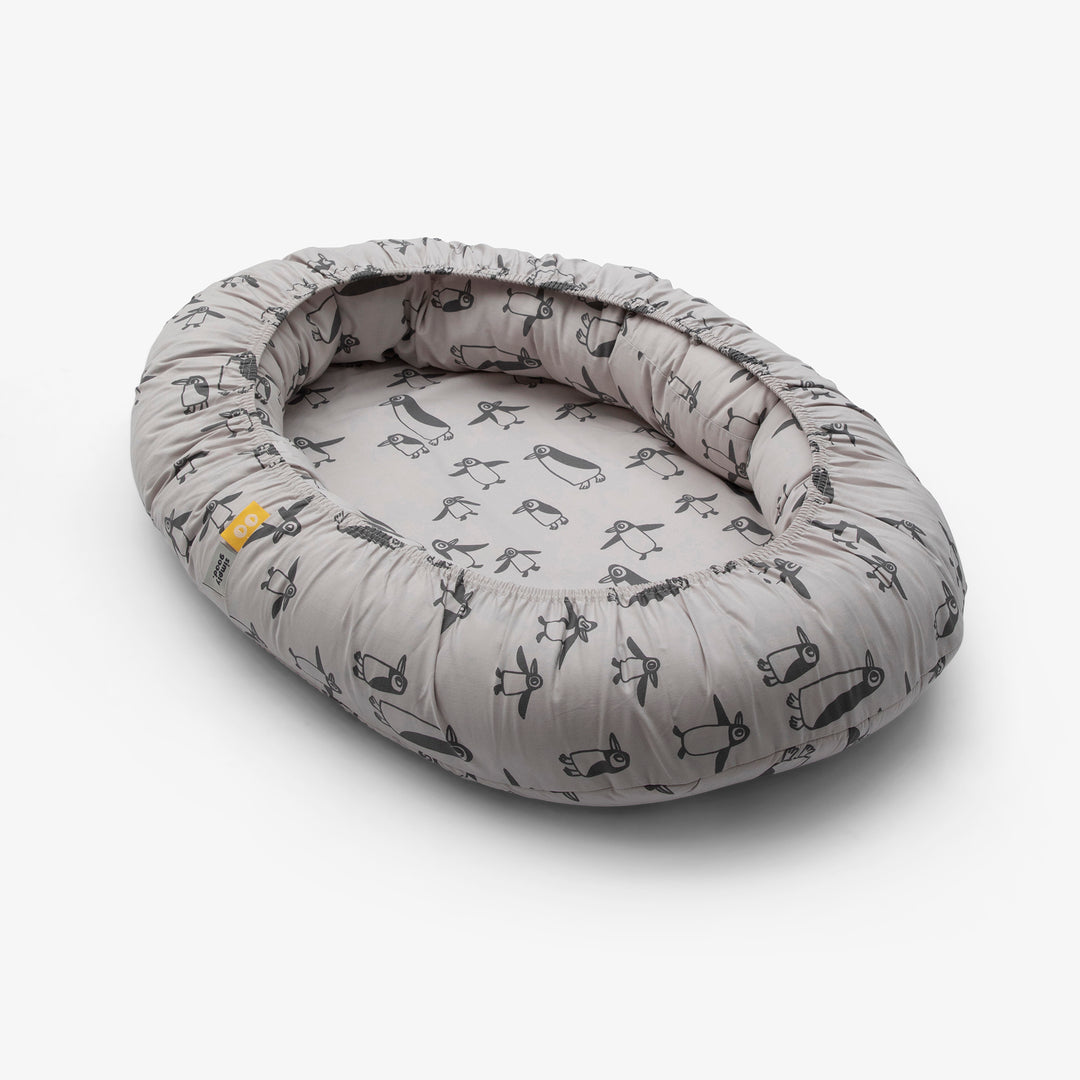 בסיס קן לתינוק פינגווין אפור בז'