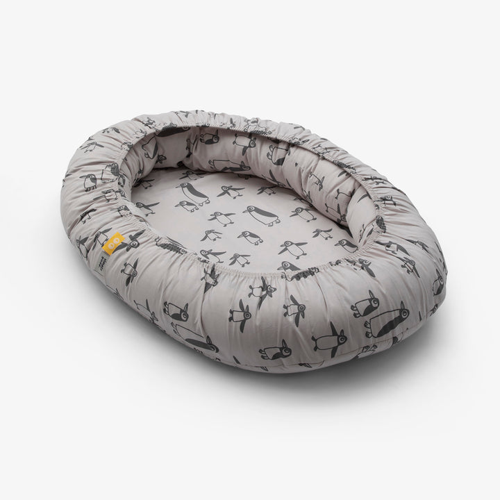 בסיס קן לתינוק פינגווין אפור בז'