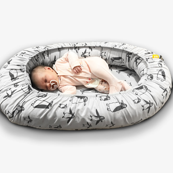 בסיס קן לתינוק פינגווין אפור בז'