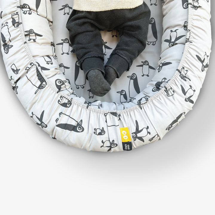 בסיס קן לתינוק פינגווין אפור בז'