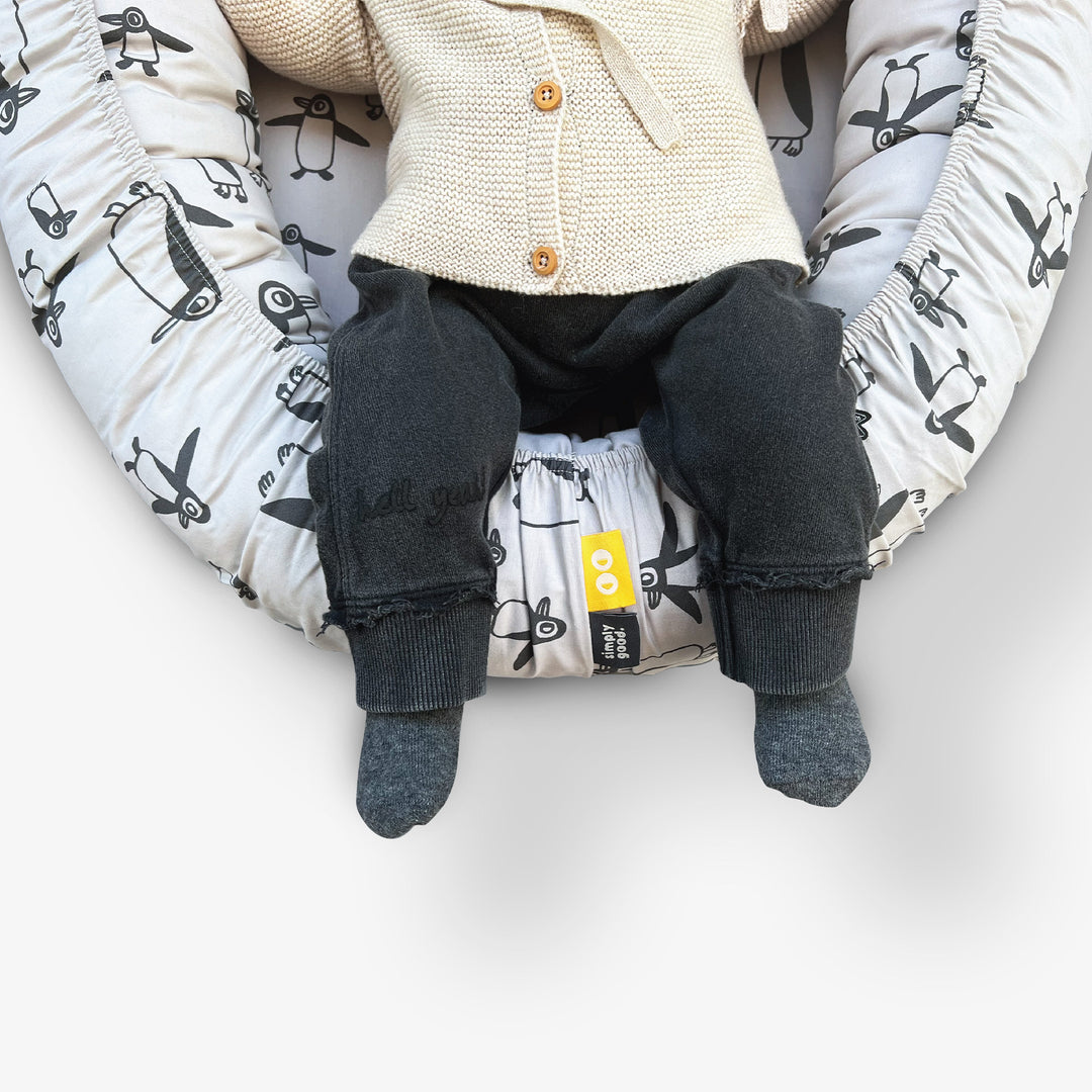 בסיס קן לתינוק פינגווין אפור בז'