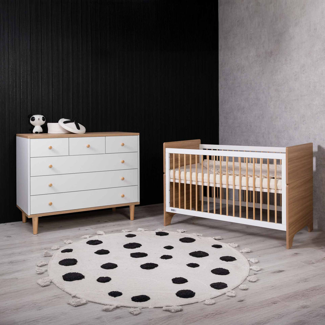 מיטת תינוק דגם קורטני לבן + טבעי