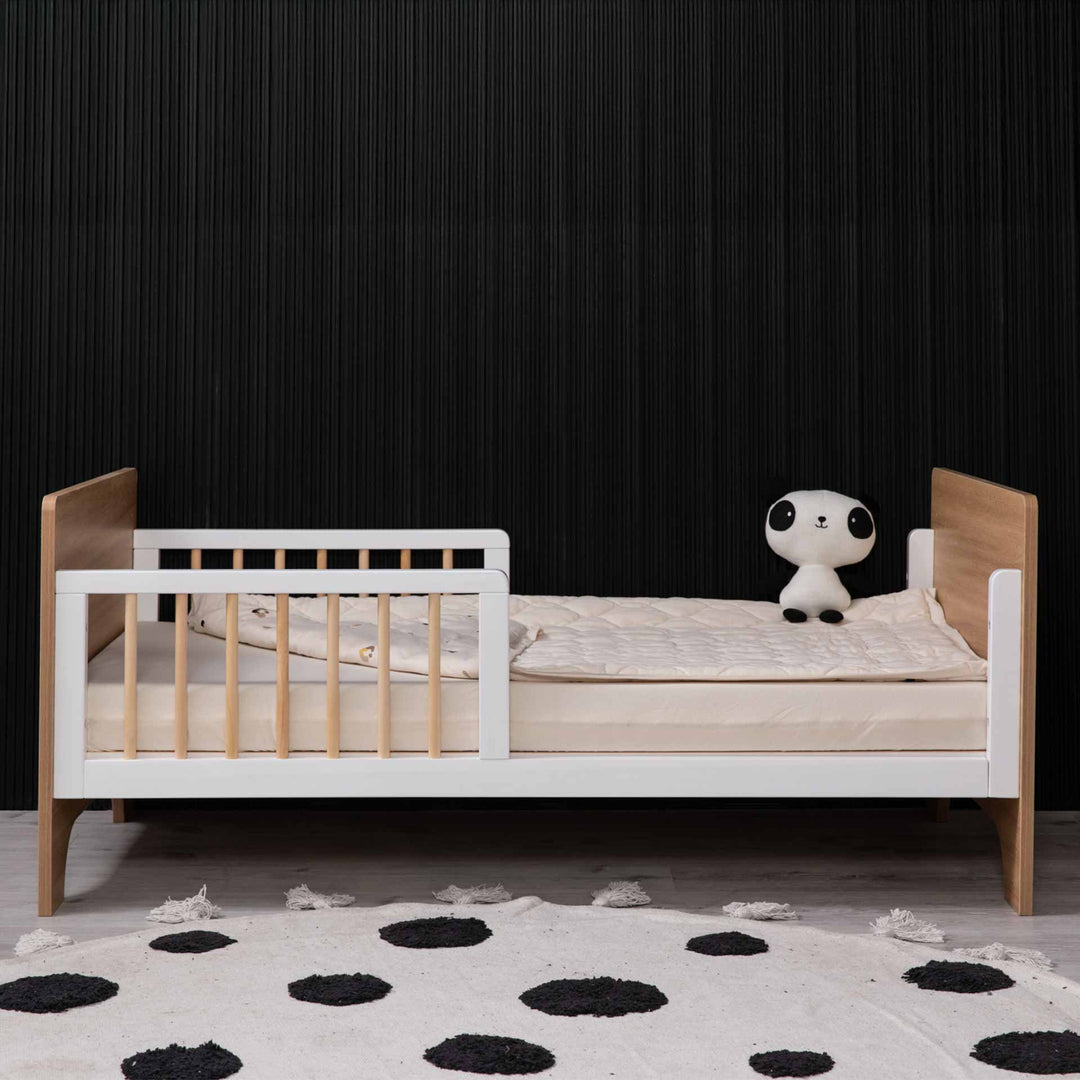 מיטת תינוק דגם קורטני לבן + טבעי