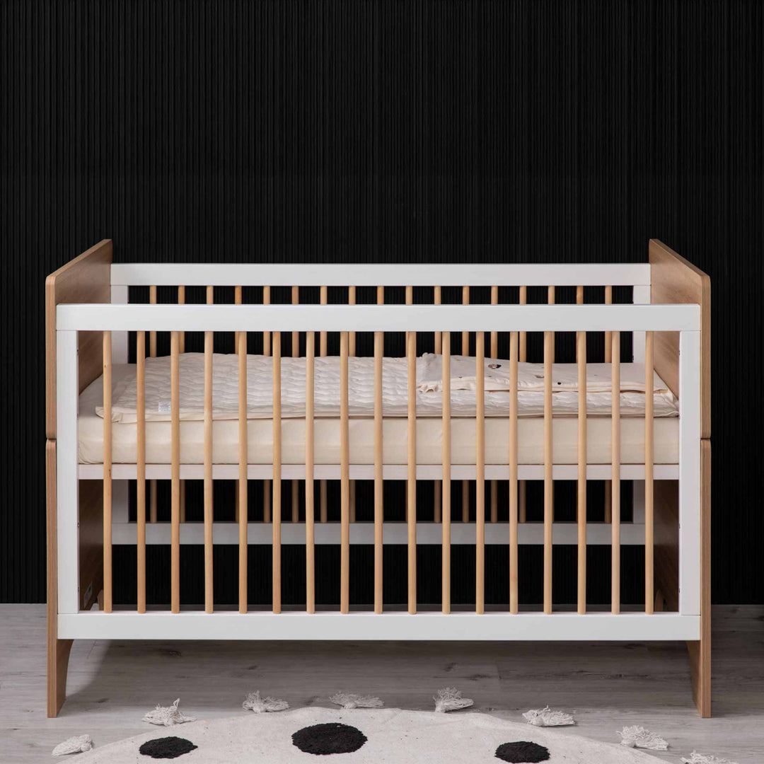 מיטת תינוק דגם קורטני לבן + טבעי