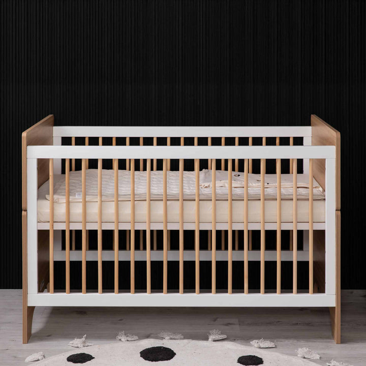 מיטת תינוק דגם קורטני לבן + טבעי