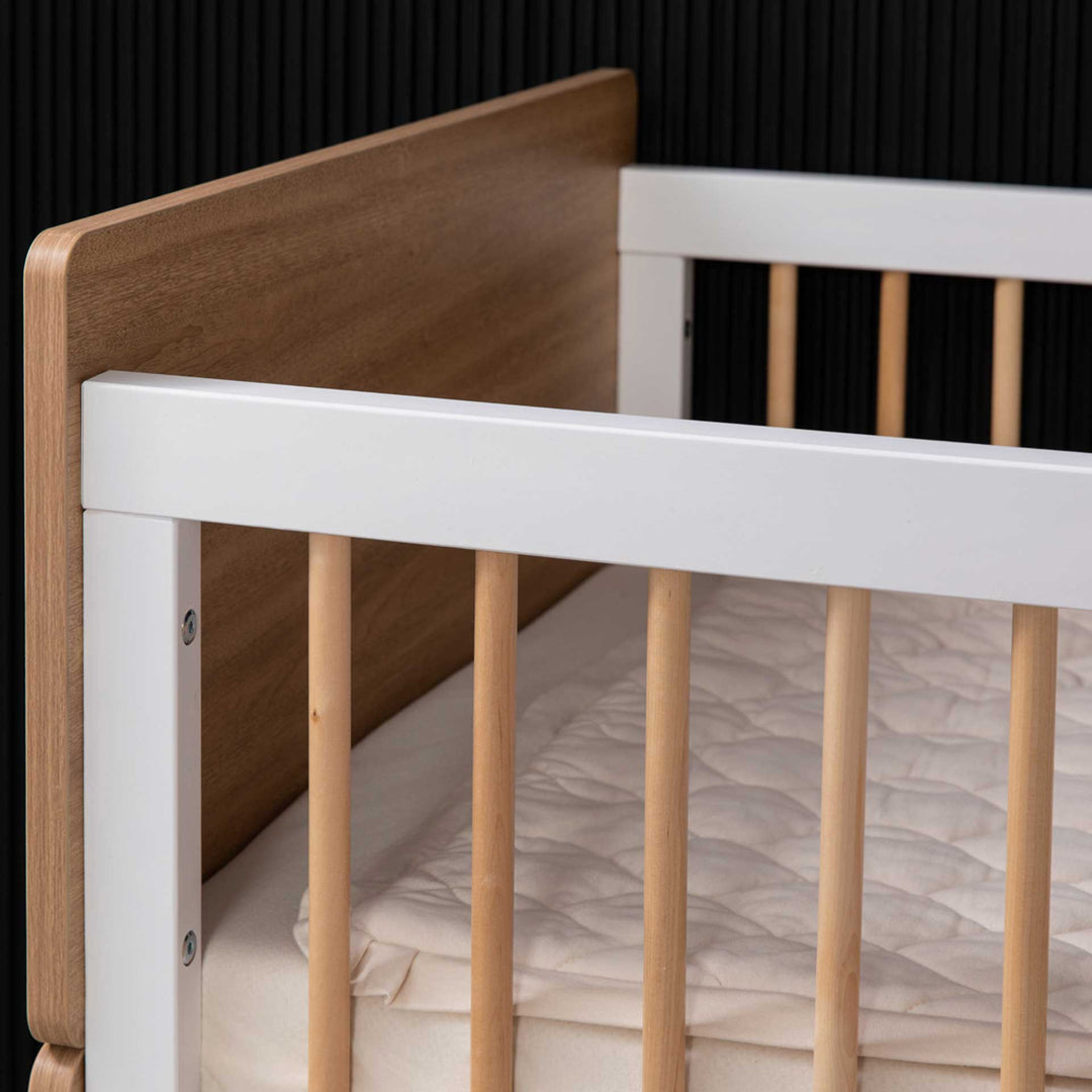 מיטת תינוק דגם קורטני לבן + טבעי