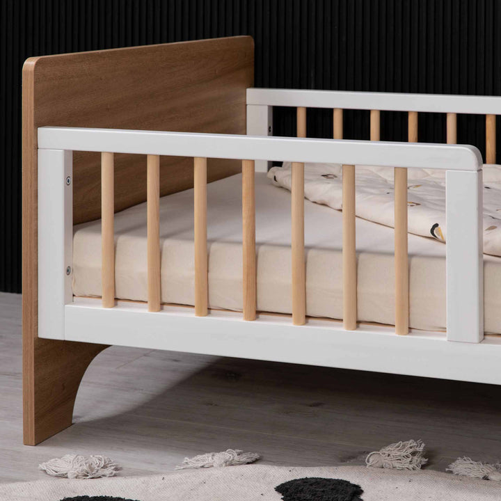 מיטת תינוק דגם קורטני לבן + טבעי