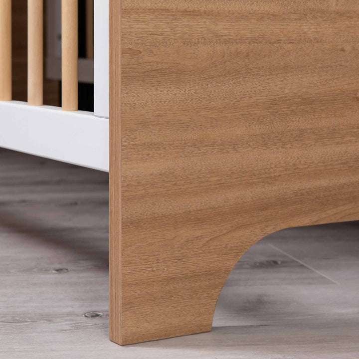 מיטת תינוק דגם קורטני לבן + טבעי