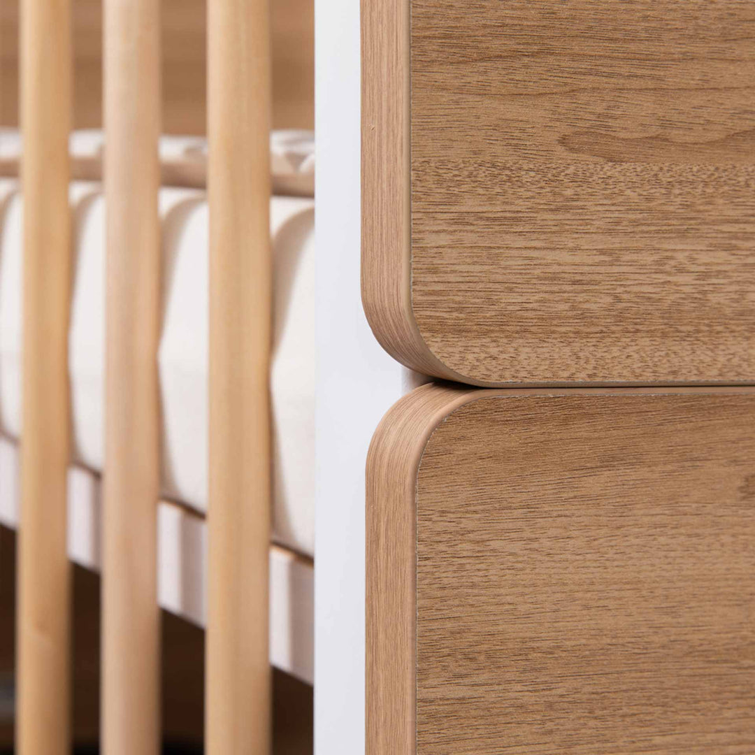 מיטת תינוק דגם קורטני לבן + טבעי