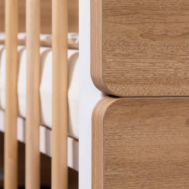 מיטת תינוק דגם קורטני לבן + טבעי