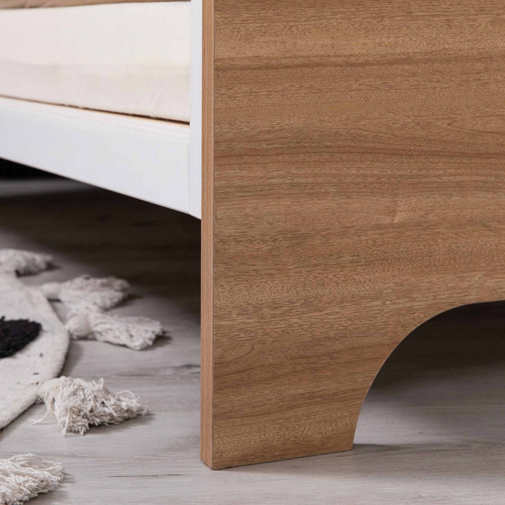 מיטת תינוק דגם קורטני לבן + טבעי