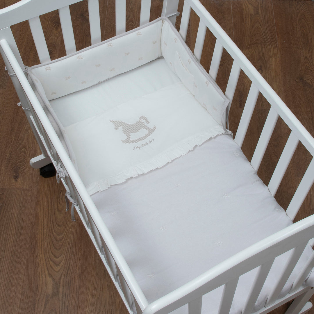 סט מצעים לעריסה עם רקמת סוס נדנדה