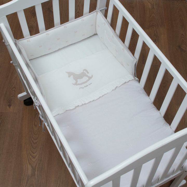 סט מצעים לעריסה עם רקמת סוס נדנדה