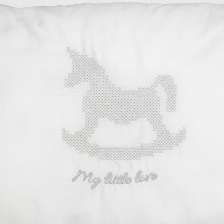 כרית נוי עם רקמת סוס נדנדה